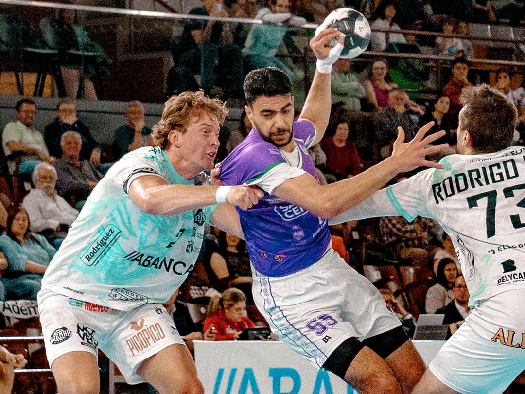 Lindqvist y Benites defienden a un jugador rival.