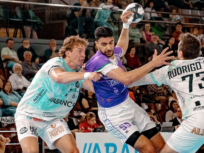 Lindqvist y Benites defienden a un jugador rival.