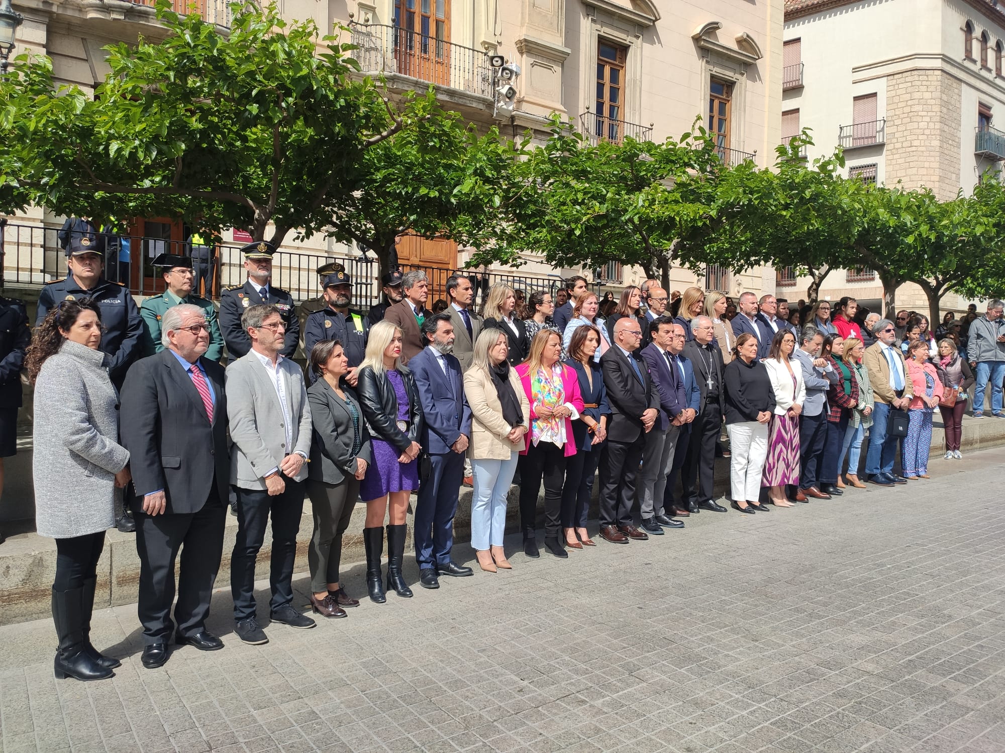 Concentración con motivo de un minuto de silencio ante el Ayuntamiento de Jaén por la muerte violenta de un menor de seis años por el que se investiga a su madre.