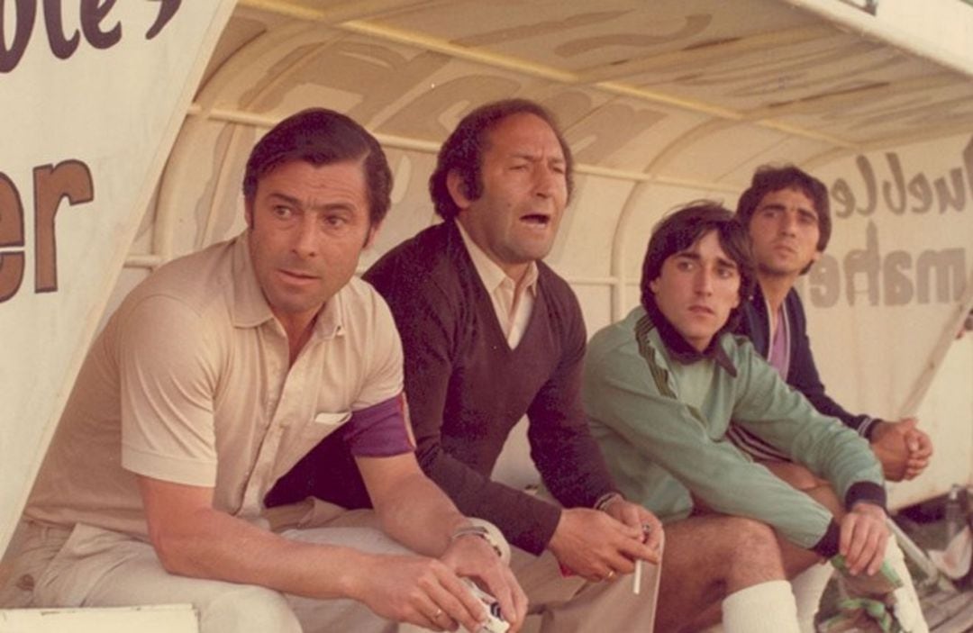 Paco Gento, segundo por la izquierda, junto a su hermano Julio, en primer término, que era segundo entrenador del Palencia