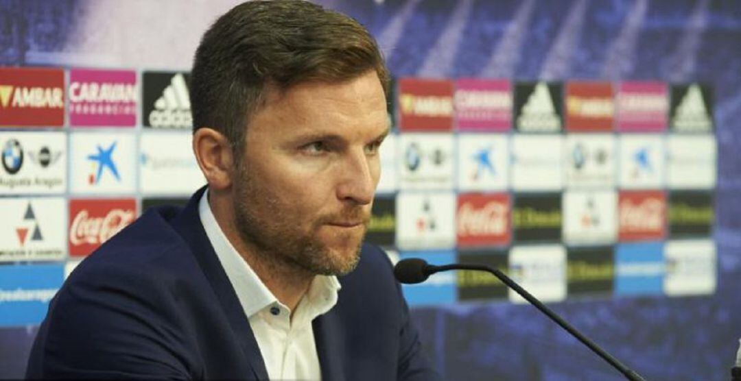 Lalo Arantegui atendiendo a los medios de comunicación