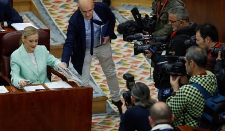 La presidenta de la Comunidad de Madrid, Cristina Cifuentes, rodeada de periodistas durante el pleno de la Asamblea de Madrid.