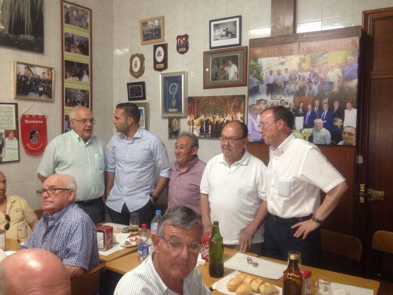 El ex entrenador del Elche CF y el comisario en el almuerzo del Villalobos