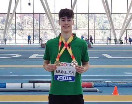 El atleta de Intec Zoiti Raúl Martín con sus dos medallas de oro