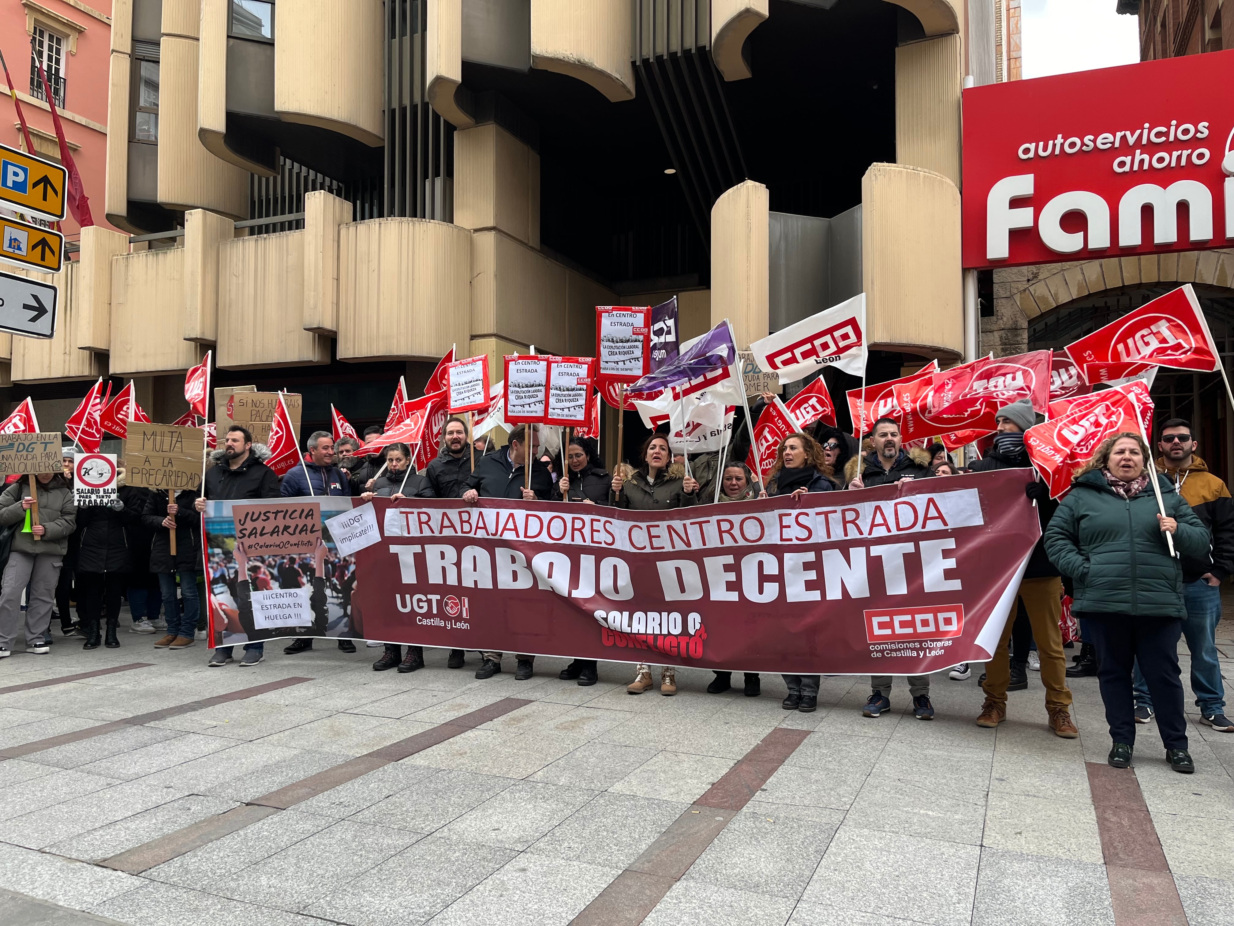 Los trabajadores del centro Estrada se concentraron este miércoles frente a la DGT en León