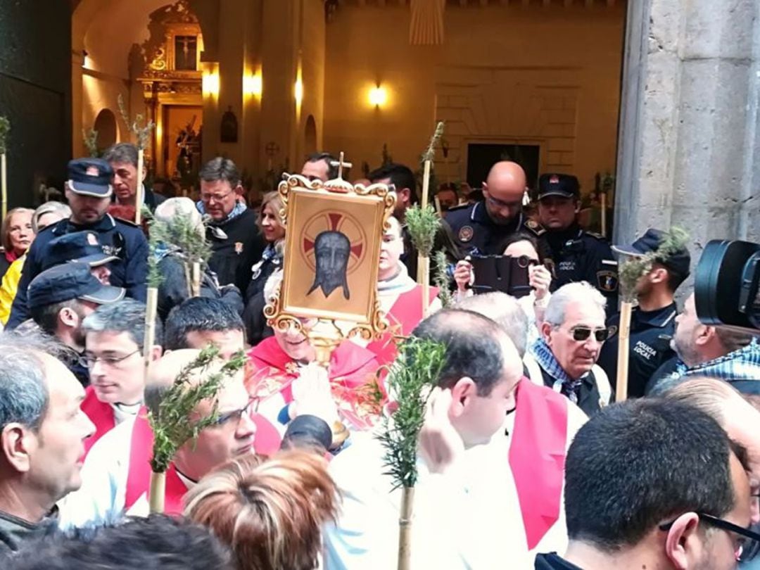 Salida de la Santa Faz desde la Concatedral de San Nicolás en una imagen de archivo