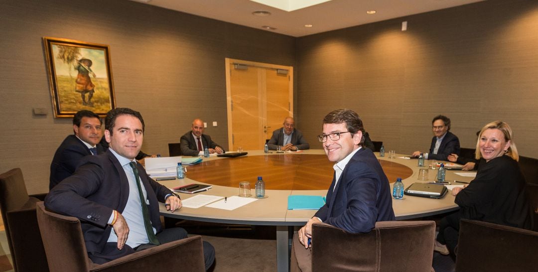 La comisión negociadora del PP de Castilla y León encabeza por el presidente del partido, Alfonso Fernández Mañueco, y el comité autonómico de negociación de Ciudadanos, encabezada por su candidato a la Junta, Francisco Igea, mantienen un encuentro. 