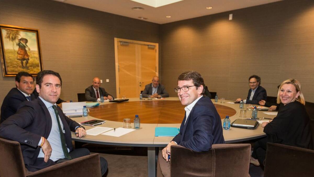 Principio de acuerdo entre Cs y PP para intentar gobernar la Junta