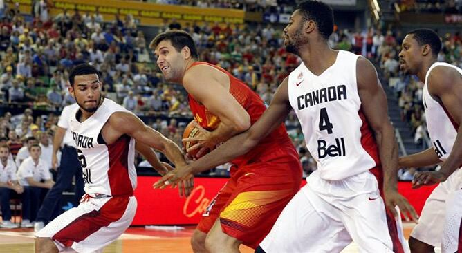 El jugador de la selección española intenta eludir la defensa de varios rivales de Canadá durante el partido amistoso preparatorio para el Mundial 2014 que se ha disputado en A Coruña.