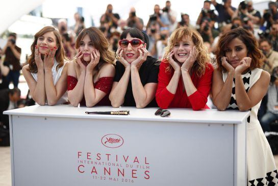 Las actrices españolas Inma Cuesta, Emma Suárez, Rossy de Palma, Adriana Ugarte y Michelle Jenner posan durante la presentación de la película &#039;Julieta&#039;