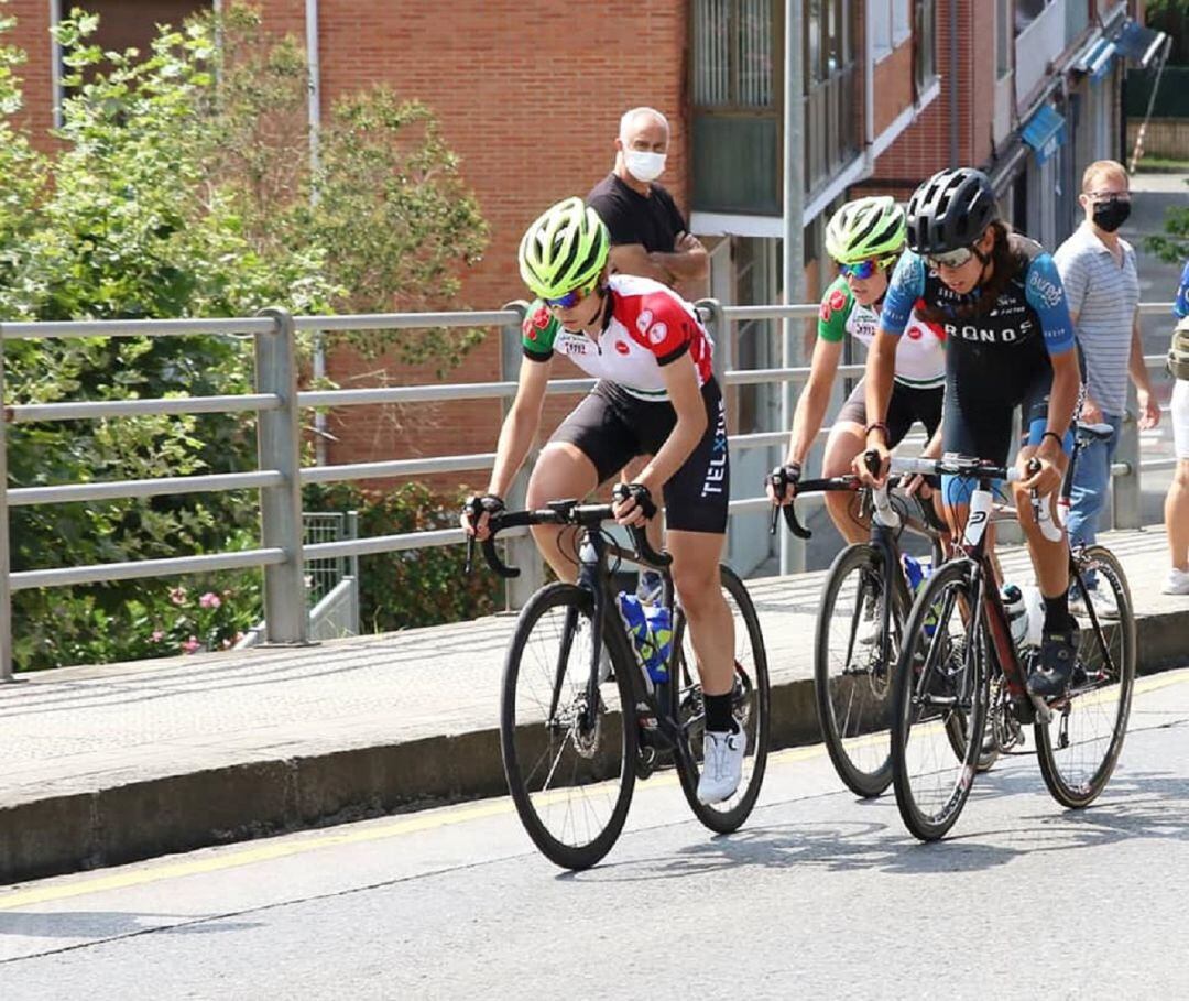 Sara Martín (i), portadora del maillot de líder del Trofeo Euskaldun Sub-23, en Larra.