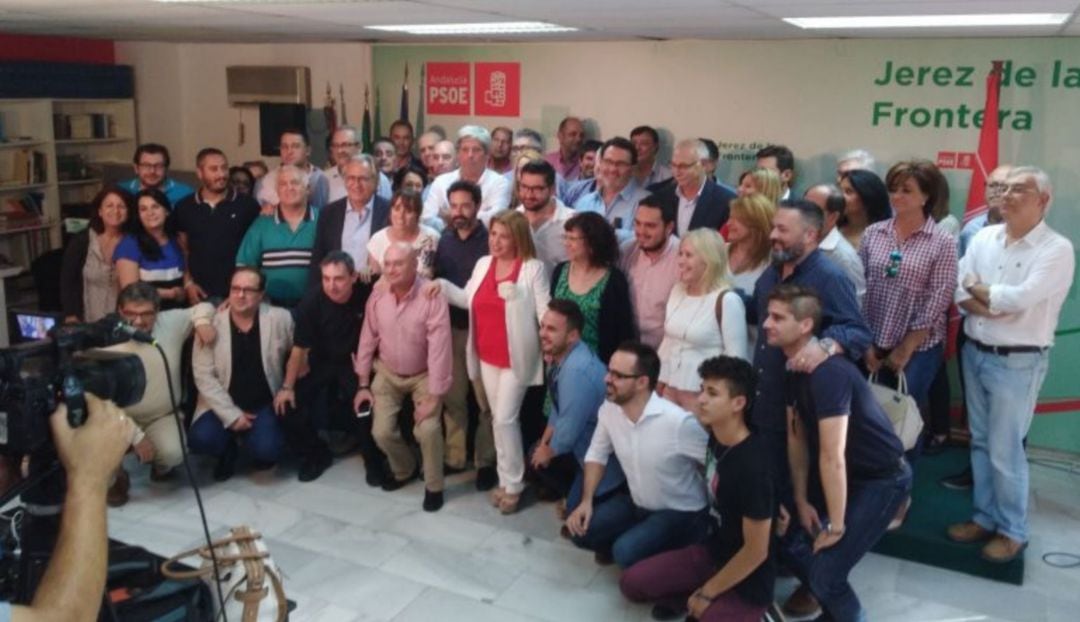 Mamen Sánchez junto a militantes en la sede del PSOE de Jerez