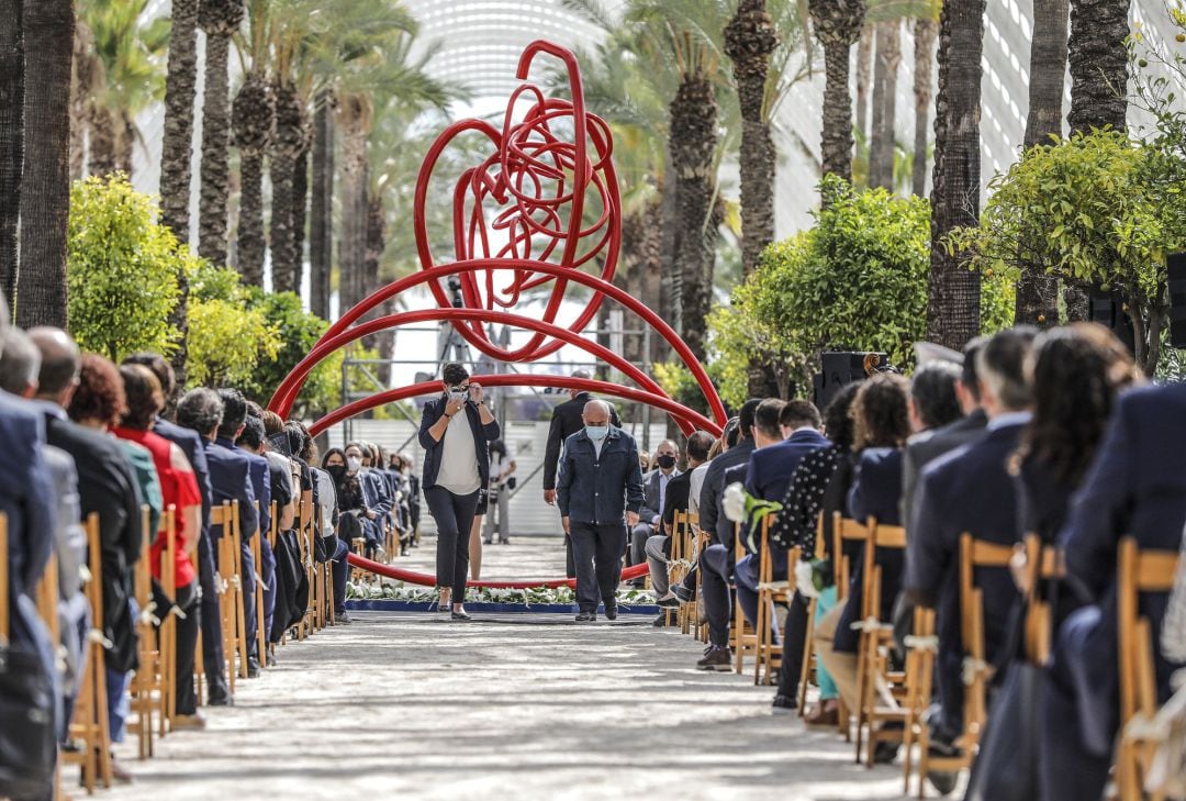 Momento de la ofrenda floral en la escultura creada por la artista alcoyana Rosana Antolí para recordar a las víctimas de la COVID-19 y situada en L&#039;Umbracle de la Ciutat de les Arts en València.