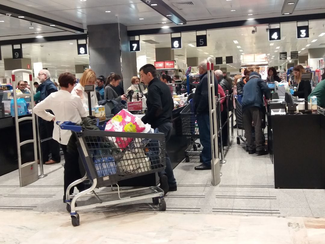 Colas de clientes en la línea de cajas de un céntrico hipermercado ovetense