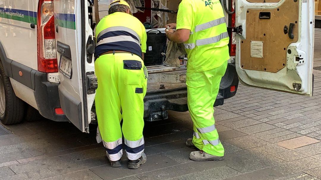 Operarios de la empresa de rotulación de calles