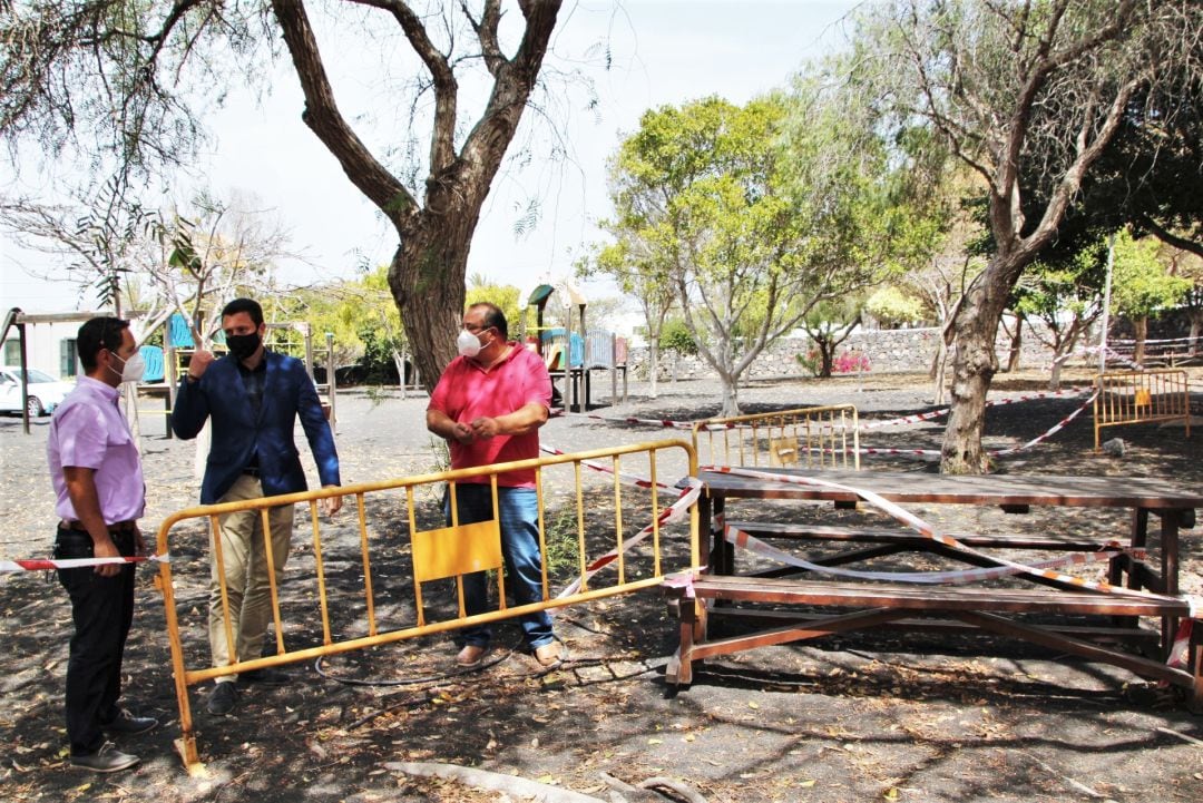 Visita del Alcalde de Yaiza y representantes municipales al merendero de Uga. 