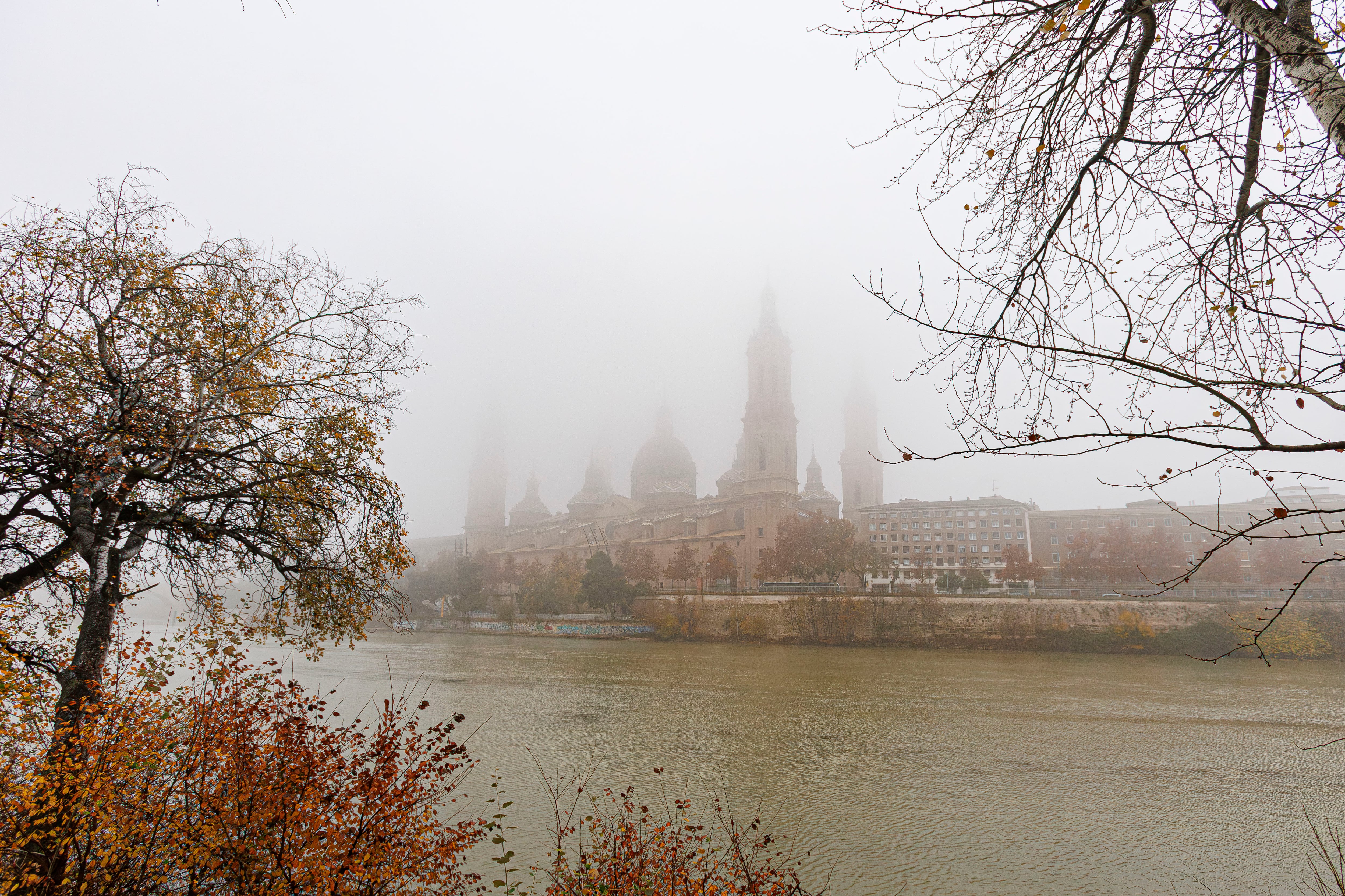 La niebla oculta la vista de la Basílica de El Pilar en Zaragoza, este sábado.