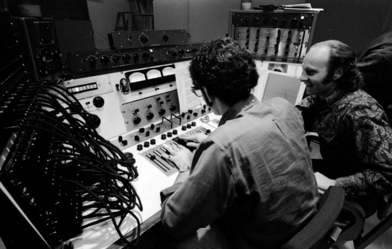 Paul Rothchild en el estudio de grabación en 1968