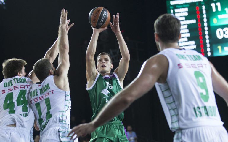 Nedovic lanza a canasta en el partido celebrado en Estambul