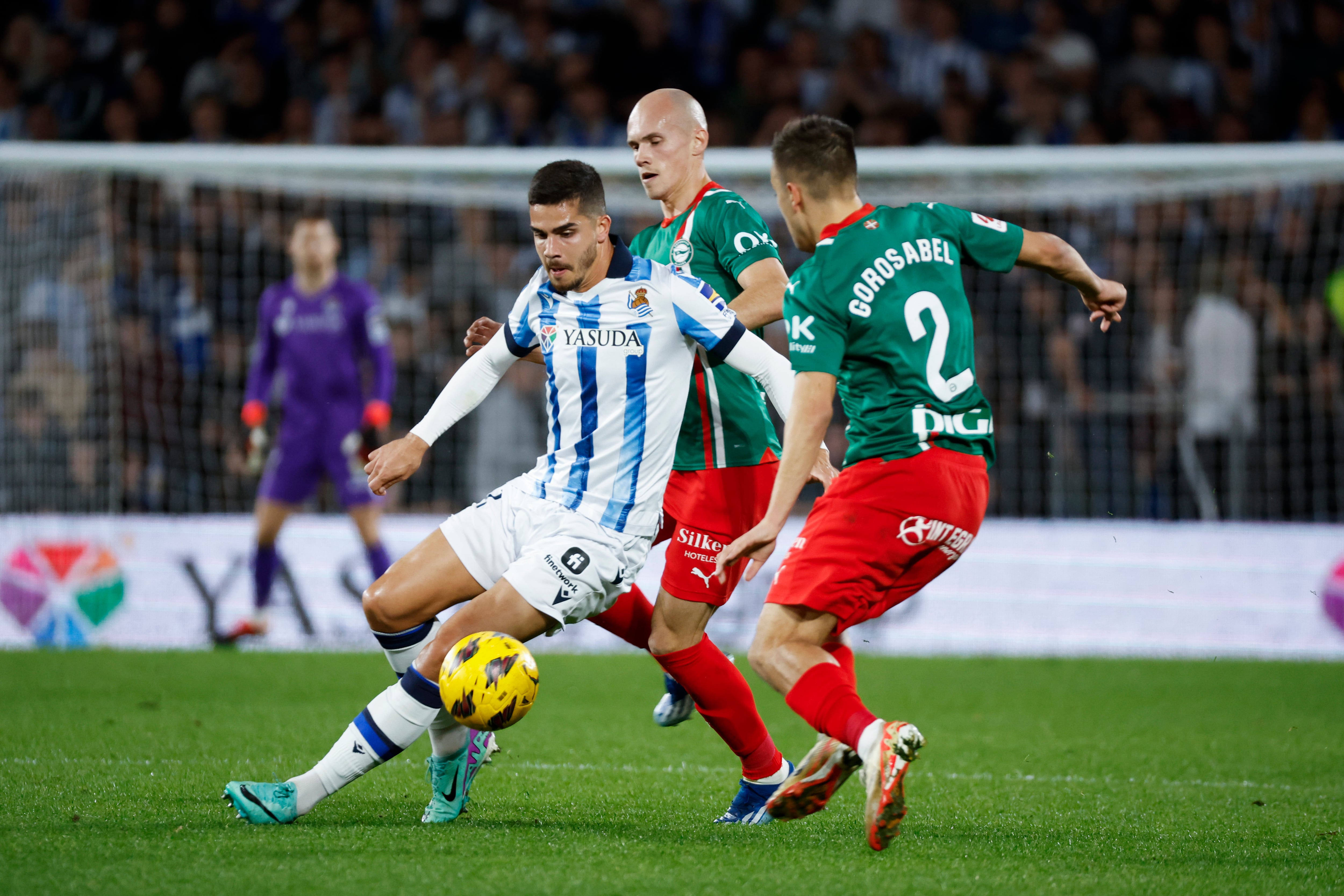 DONOSTI, 02/01/2024.- El mediocentro de la Real Sociedad André Silva (i) disputa una posesión con el defensa del Alavés Andoni Gorosabel durante el partido de la jornada 19 de LaLiga EA Sports disputado este martes entre la Real Sociedad y el Deportivo Alavés en el Reale Arena de Donosti. EFE/Juan Herrero
