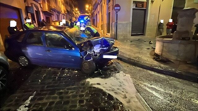 Estado del vehículo tras el siniestro junto a la Font Redona en Alcoy