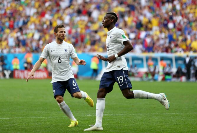 Paul Pogba y Yohan Cabaye celebran el primer gol de Francia