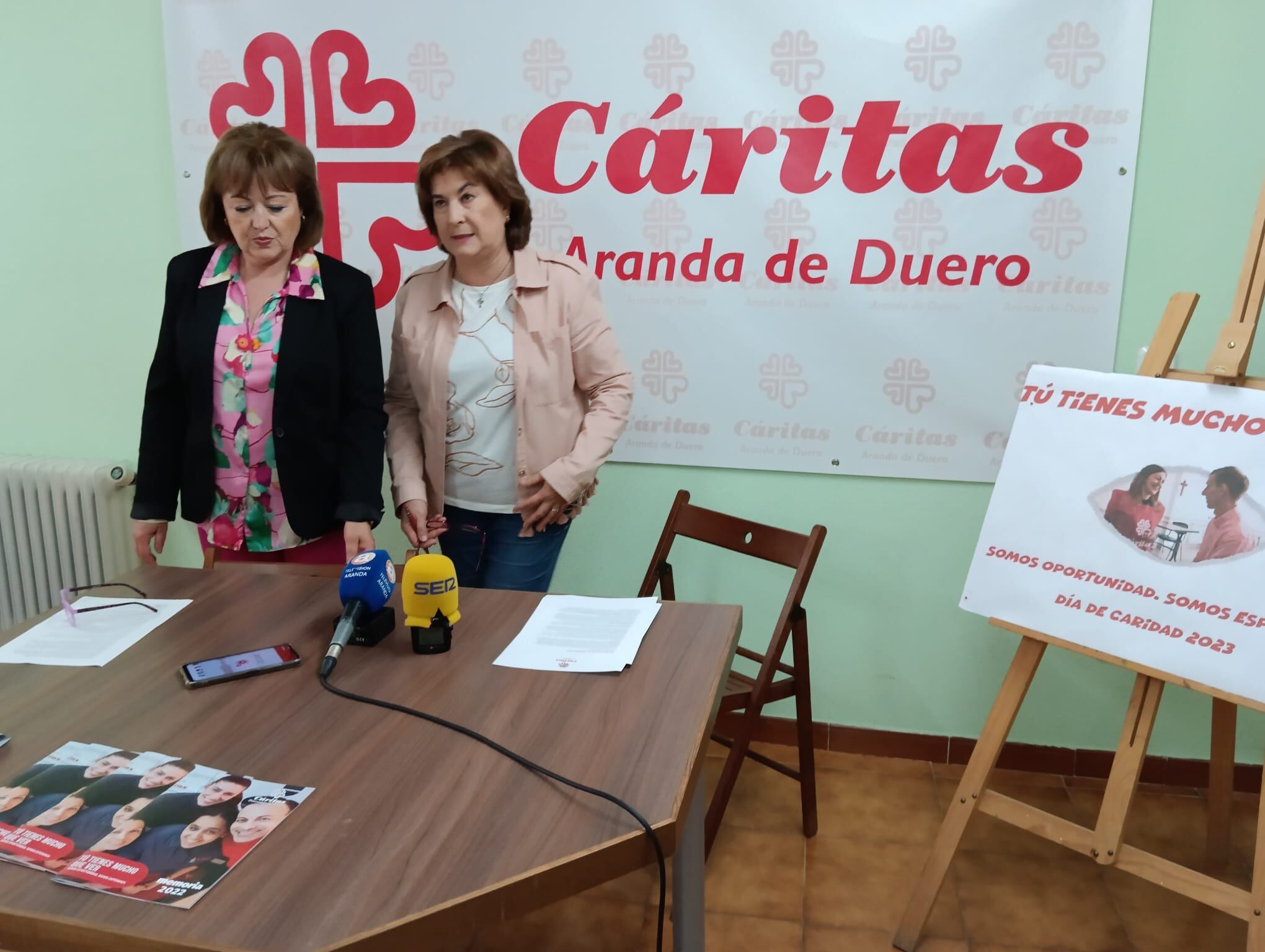 Elena Esteban, presidenta del arciprestazgo de Santo Domingo de Guzmán, (izq) y Guadalupe Cuadrado, coordinadora territorial de Acción Social de Cáritas