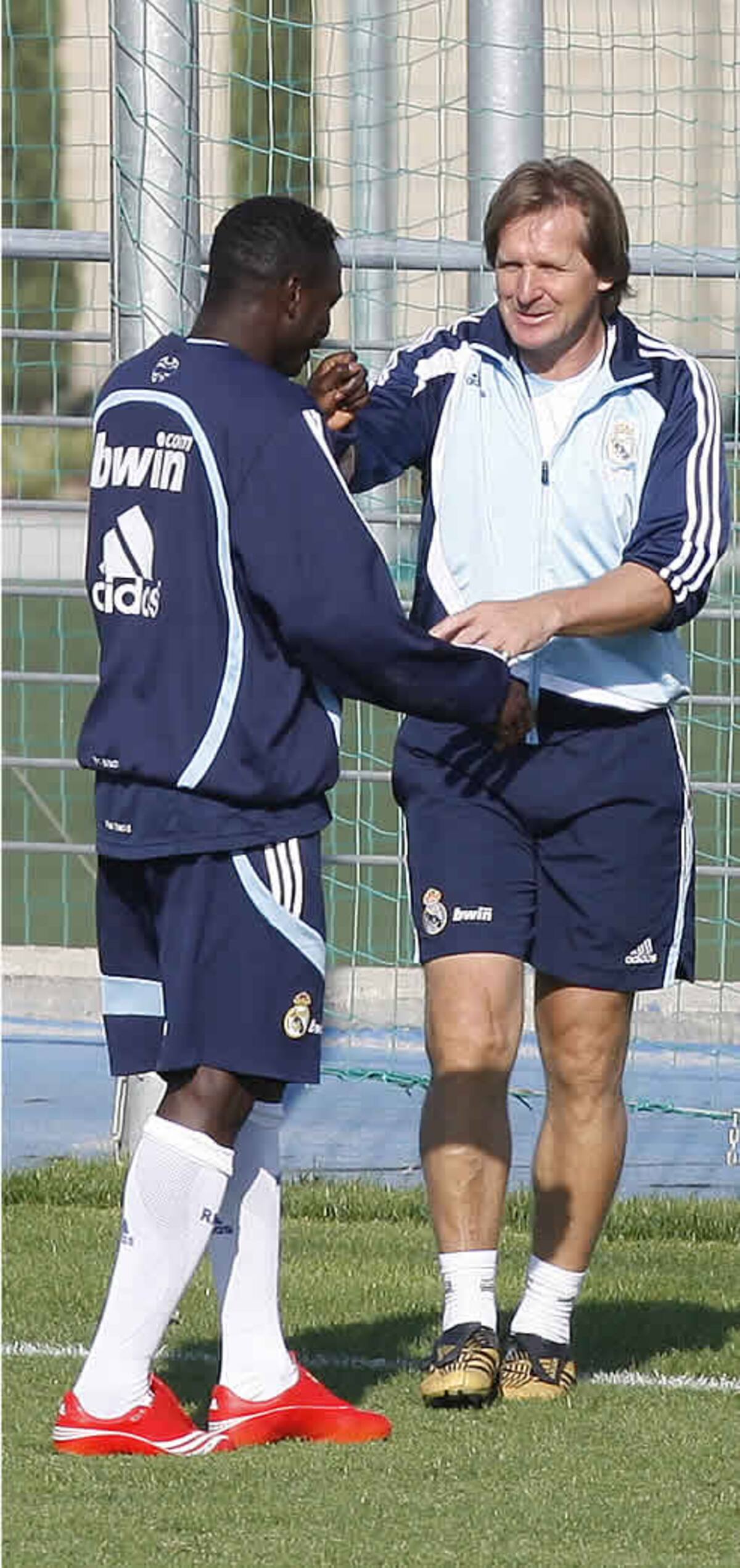 Diarra conversa con Schuster durante el entrenamiento