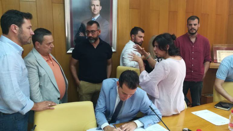 Momento de discusión entre los grupos políticos antes del acuerdo 