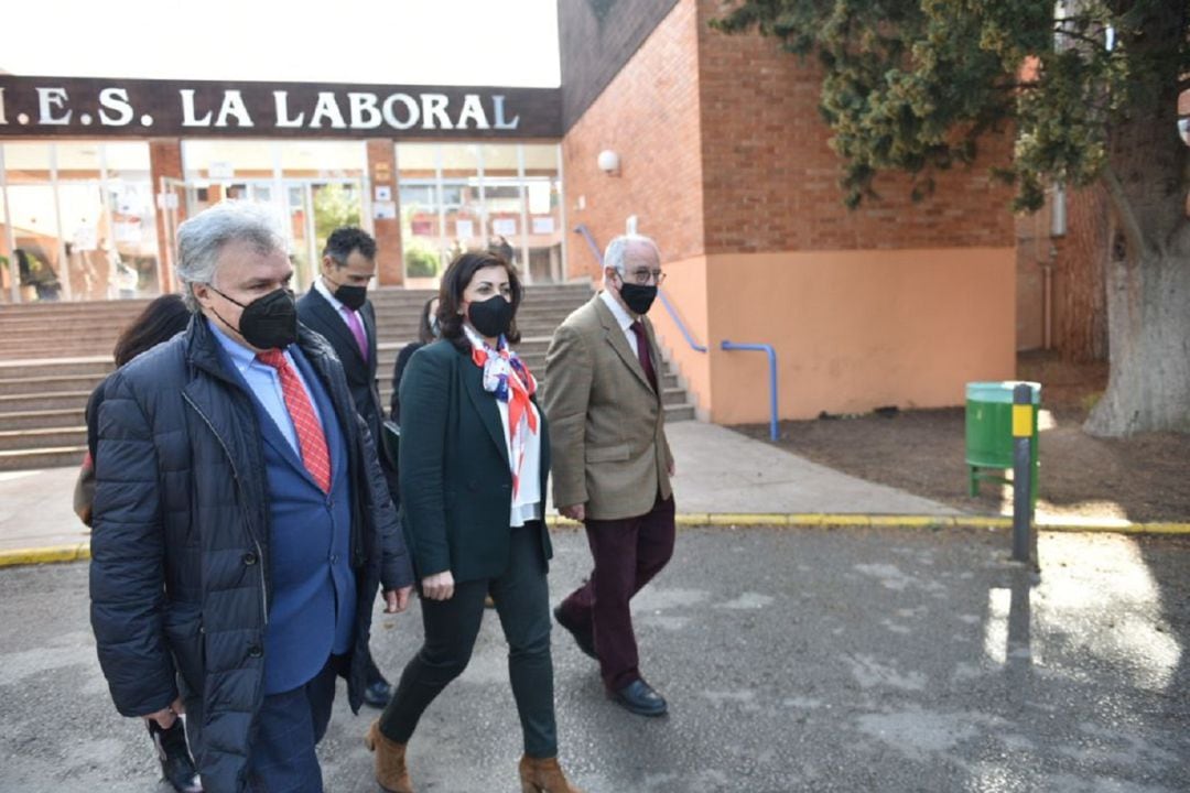 Visita de la presidenta de La Rioja, Concha Andreu, y el consejero de Educación, Pedro Uruñuela (a la derecha de la imagen), al IES La Laboral, en Lardero.
