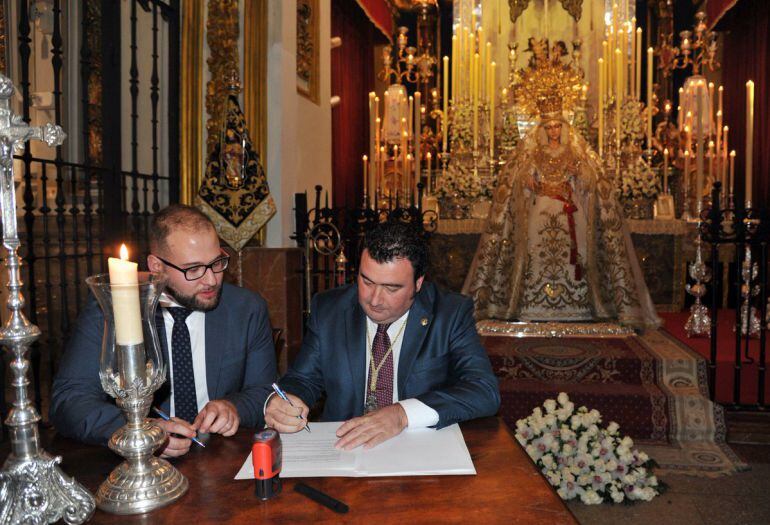 El bordador granadino Jesús Arco y el hermano mayor de la Sagrada Cena, Rafael López, durante la firma del contrato del nuevo palio de la Virgen de la Paz