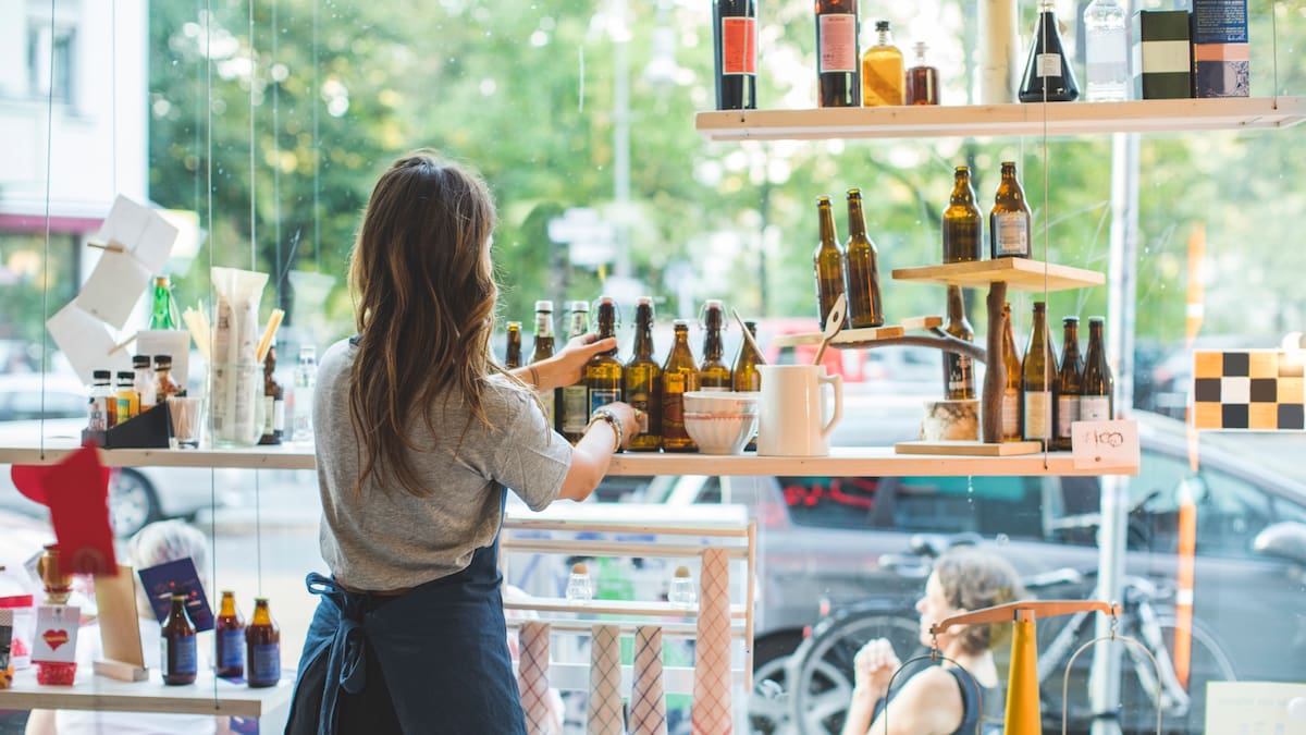La tasa de paro baja 37 puntos en diez años entre la juventud alicantina que sigue siendo la que menos cobra en la Comunitat
