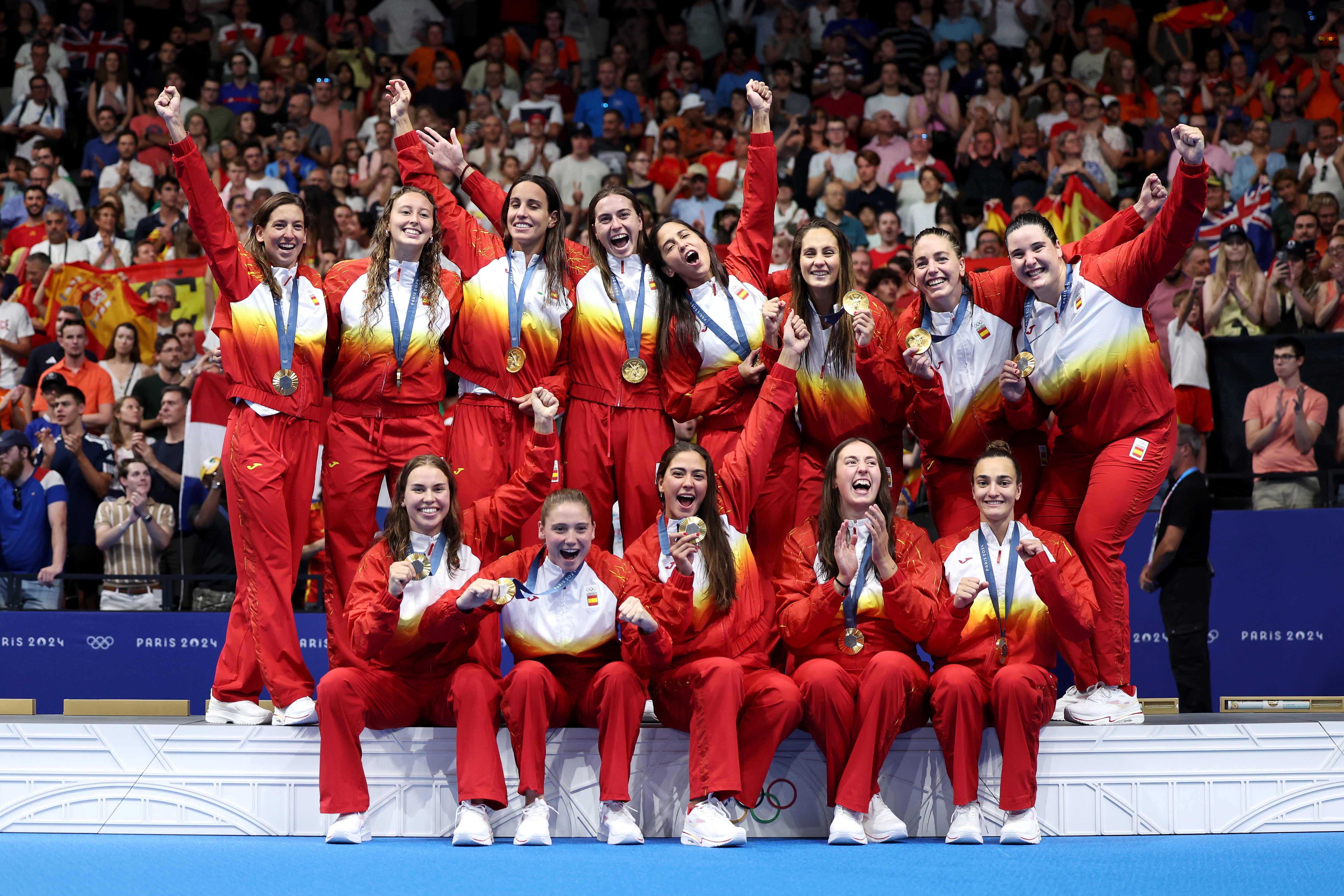 La selección femenina de waterpolo celebra el oro olímpico conseguido en París 2024