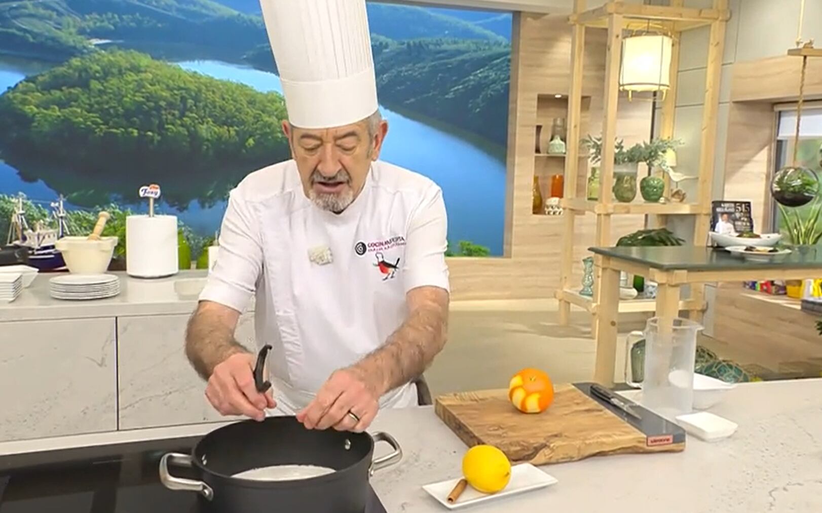 Karlos Arguiñano, preparando un arroz con leche vegano.