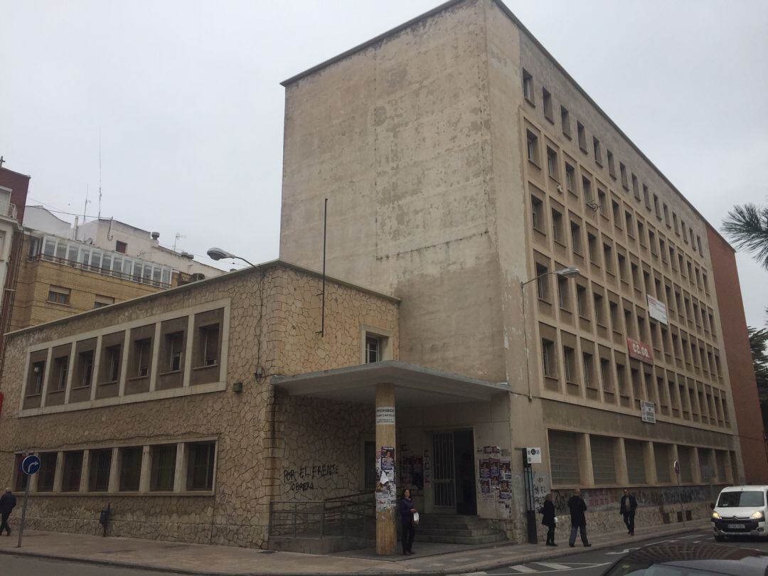 Edificio de Cardenal Gil de Albornoz, donde todavía están UGT y CCOO