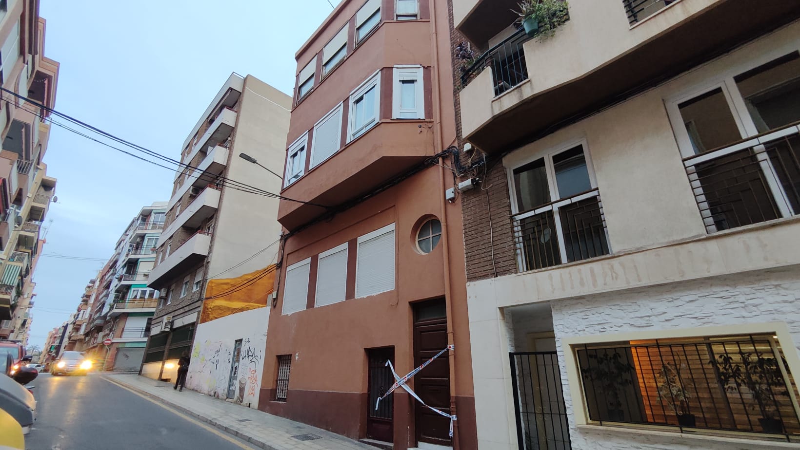 El inmueble de la calle San Carlos que ha sido precintado por la Policía Local ante el riesgo de colapso