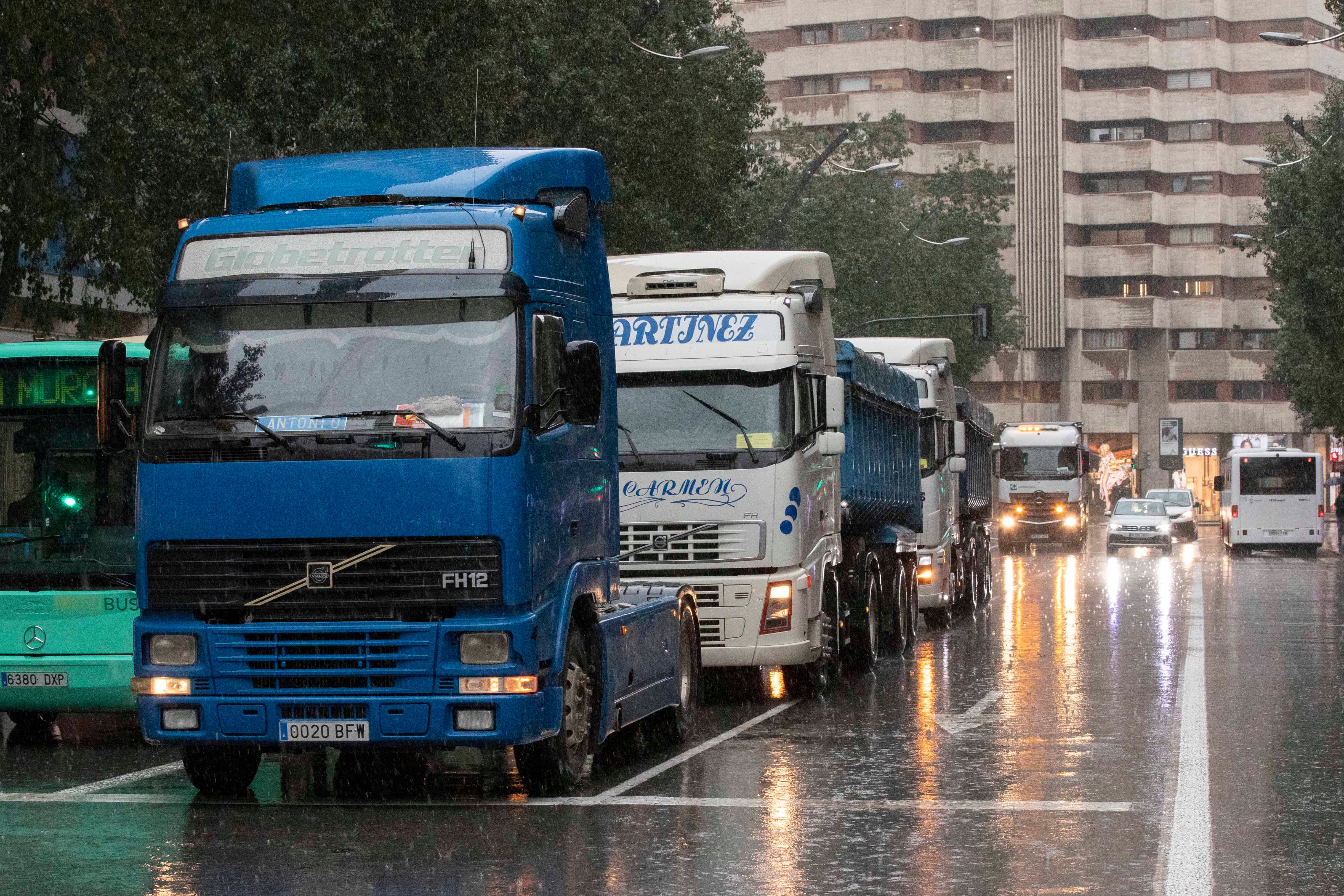 Una caravana de camiones recorre Murcia durante la jornada de huelga de transportistas convocada por la Plataforma en Defensa del Sector del Transporte de Mercancías por Carretera el pasado mes de marzo. EFE/Marcial Guillén