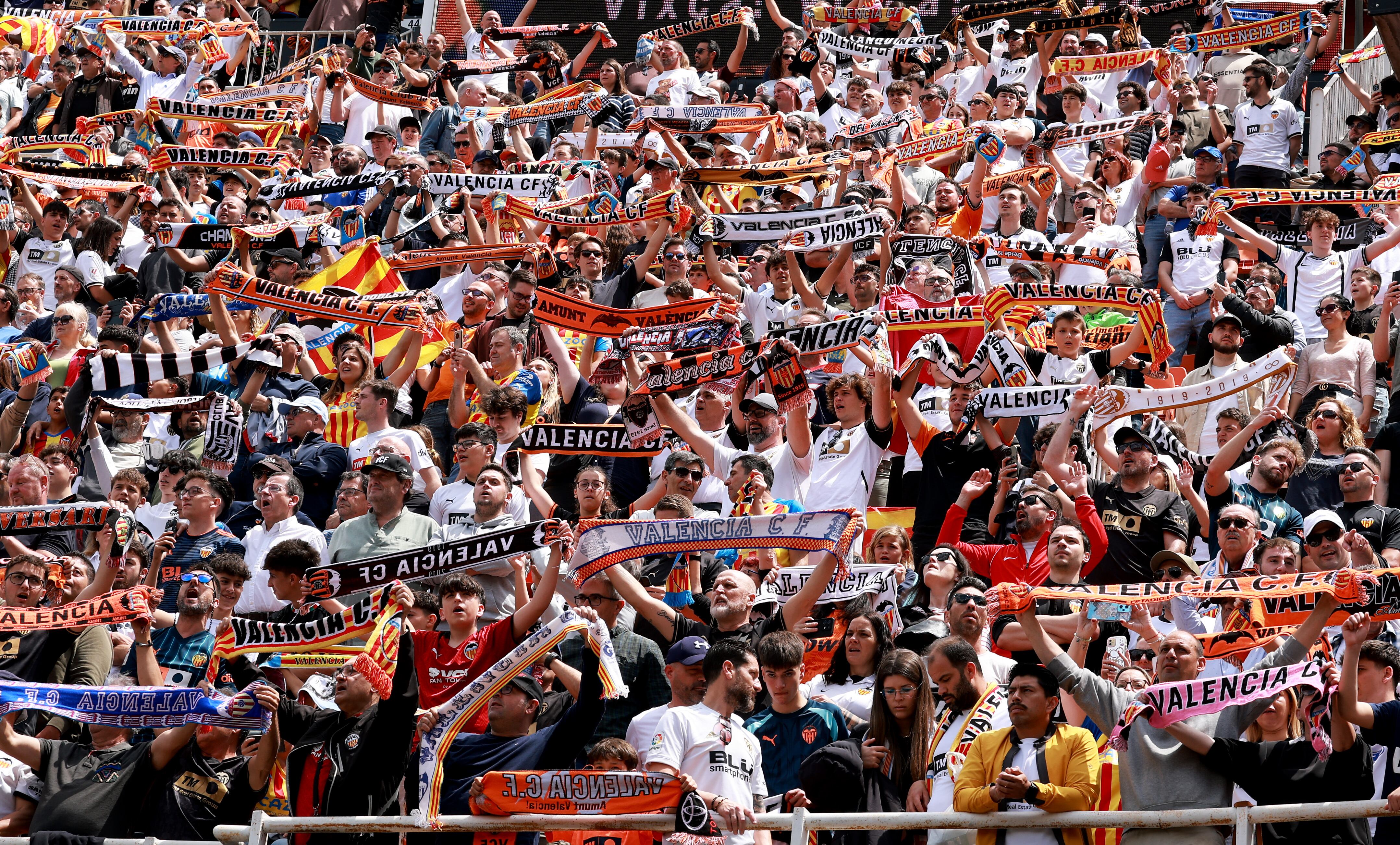 VALENCIA, 10 de mayo de 2025 - Afición del Valencia CF en el Mestalla