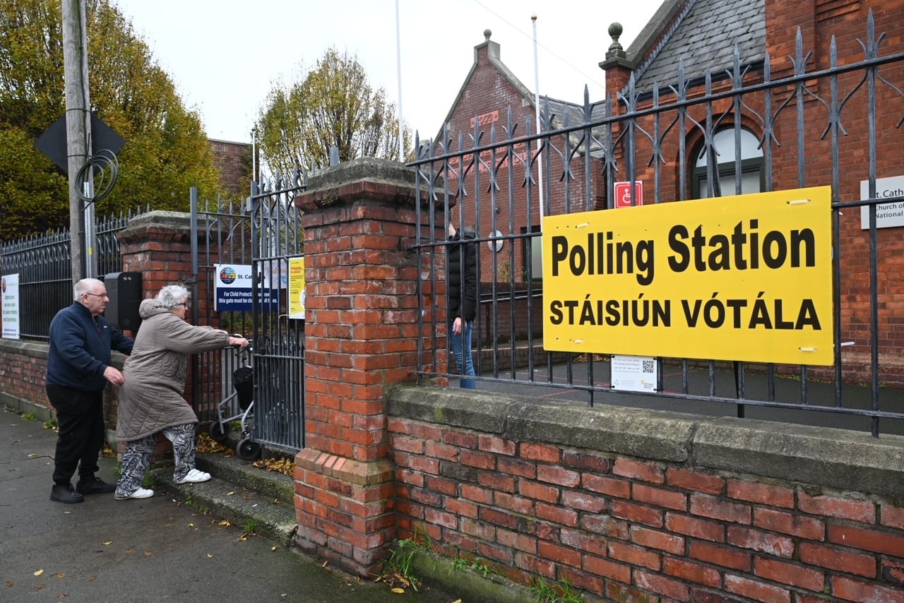 Una pareja llega a un colegio electoral en Dublin durante las elecciones generales de Irlanda este viernes.