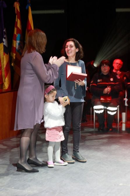 La pareja de Manel Marí, Eva Llorenç y su hija, han recogido el galardón entregado al poeta a título póstumo