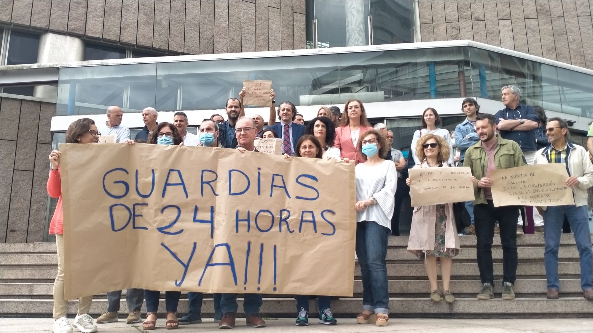 ARCHIVO: Personal de Administración de Justicia de A Coruña se concentran ante los Juzgados para volver a reclamar a la Xunta de Galicia un servicio de Guardia de 24 horas (2022)