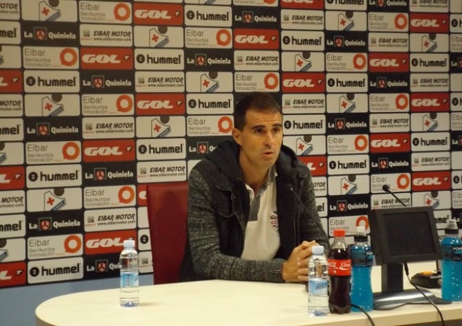 Garitano atiende a los medios en la sala de prensa de Ipurua.