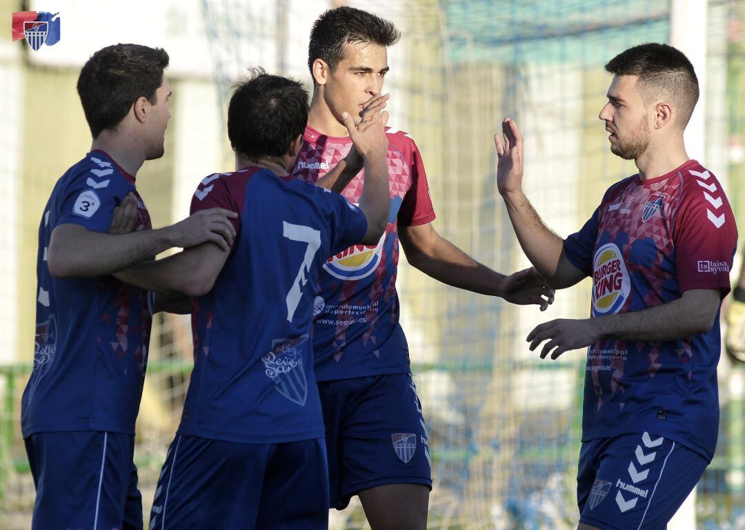 Los jugadores de la Segoviana celebran uno de los goles