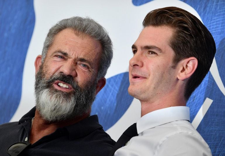 Mel Gibson (L) and US actor Andrew Garfield poses during a photocall for &#039;Hacksaw Ridge&#039; en el Festival de Venecia 