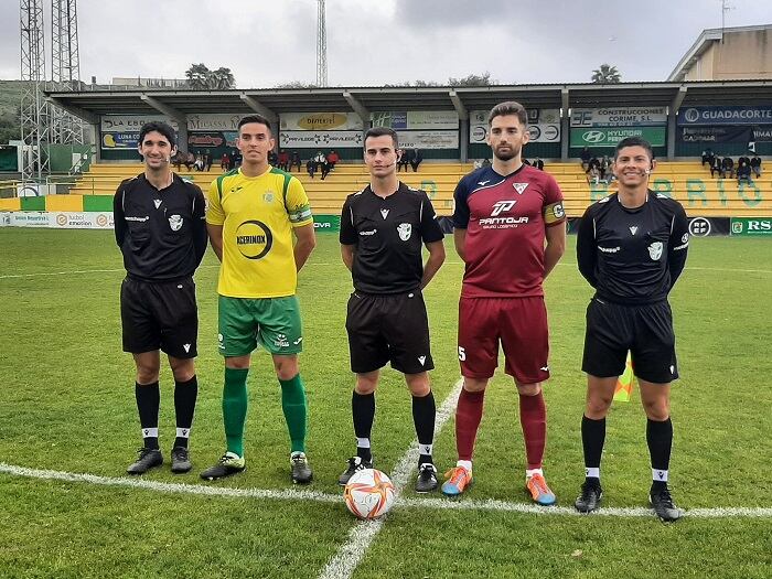 Ambos capitanes sobre la hierba