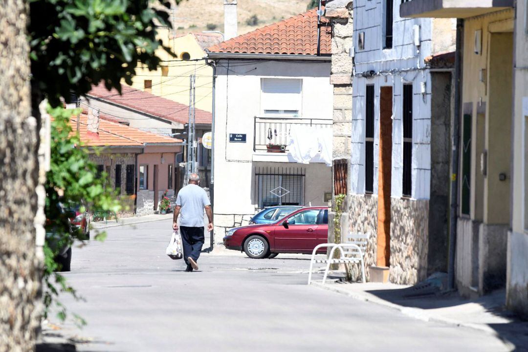 Una persona camina por Carrascal del Río, que ha iniciado este sábado su nueva condición de municipio aislado a causa de la covid-19 con sus calles tan vacías como en la época del estado de alarma