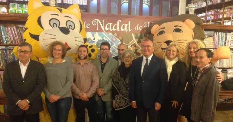 L'alcalde, acompanyat dels representants de les entitats comercials. 