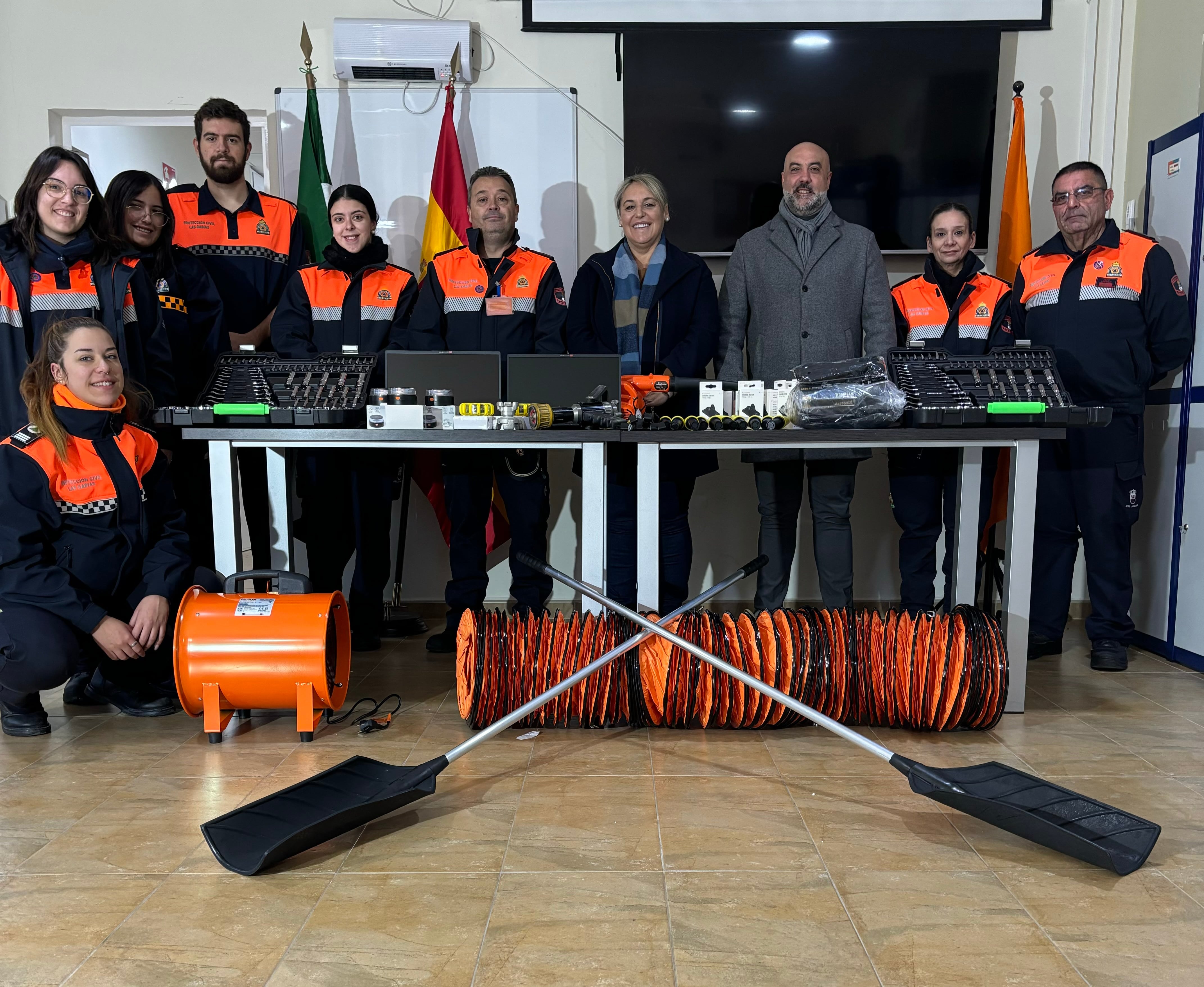 La alcaldesa de Las Gabias muestra el nuevo equipamiento de Protección Civil junto a su personal humano