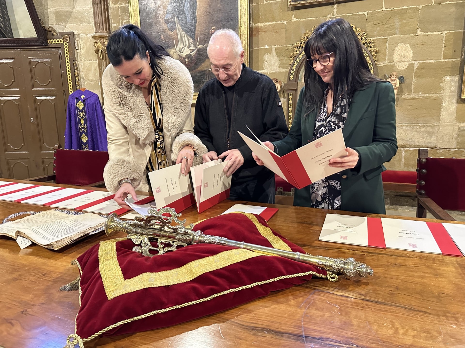 La alcaldesa, Lorena Orduna, el deán de la Catedral, Juan Carlos Barón, y la directora del IES Ramón y Cajal, María Costa.