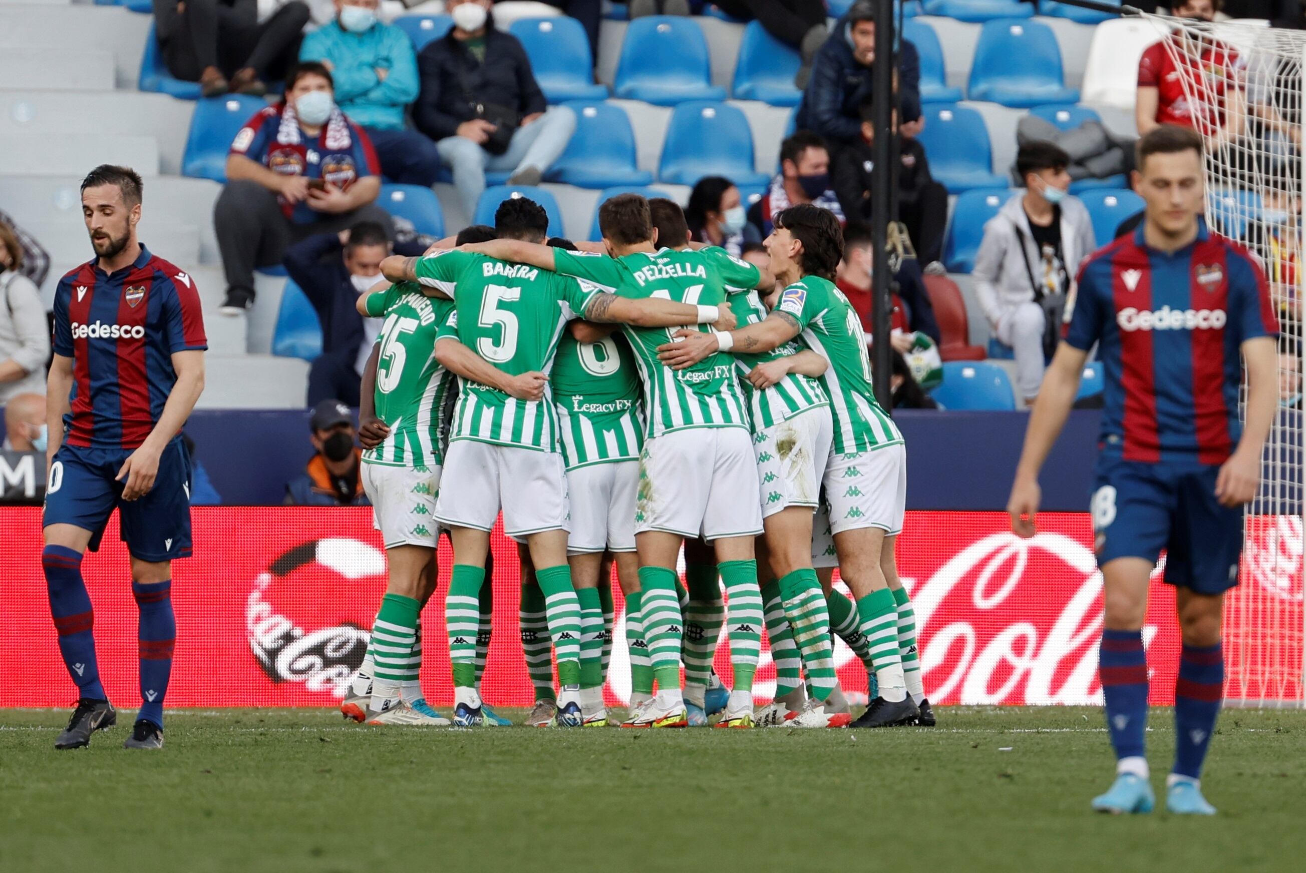 Los jugadores del Betis, celebran el tercer gol marcado al Levante UD durante el encuentro correspondiente a LaLiga Santander jugado en el estadio Ciutat de Valencia. EFE/Kai Försterling